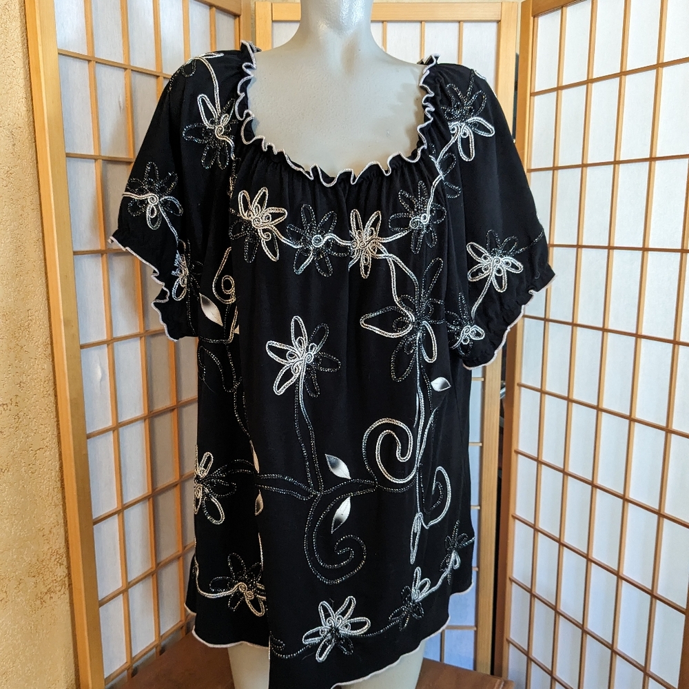 🆕 Essentials 2X embroidered top, NEW with tags